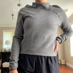 Lululemon gray long sleeve athletic shirt size 6
